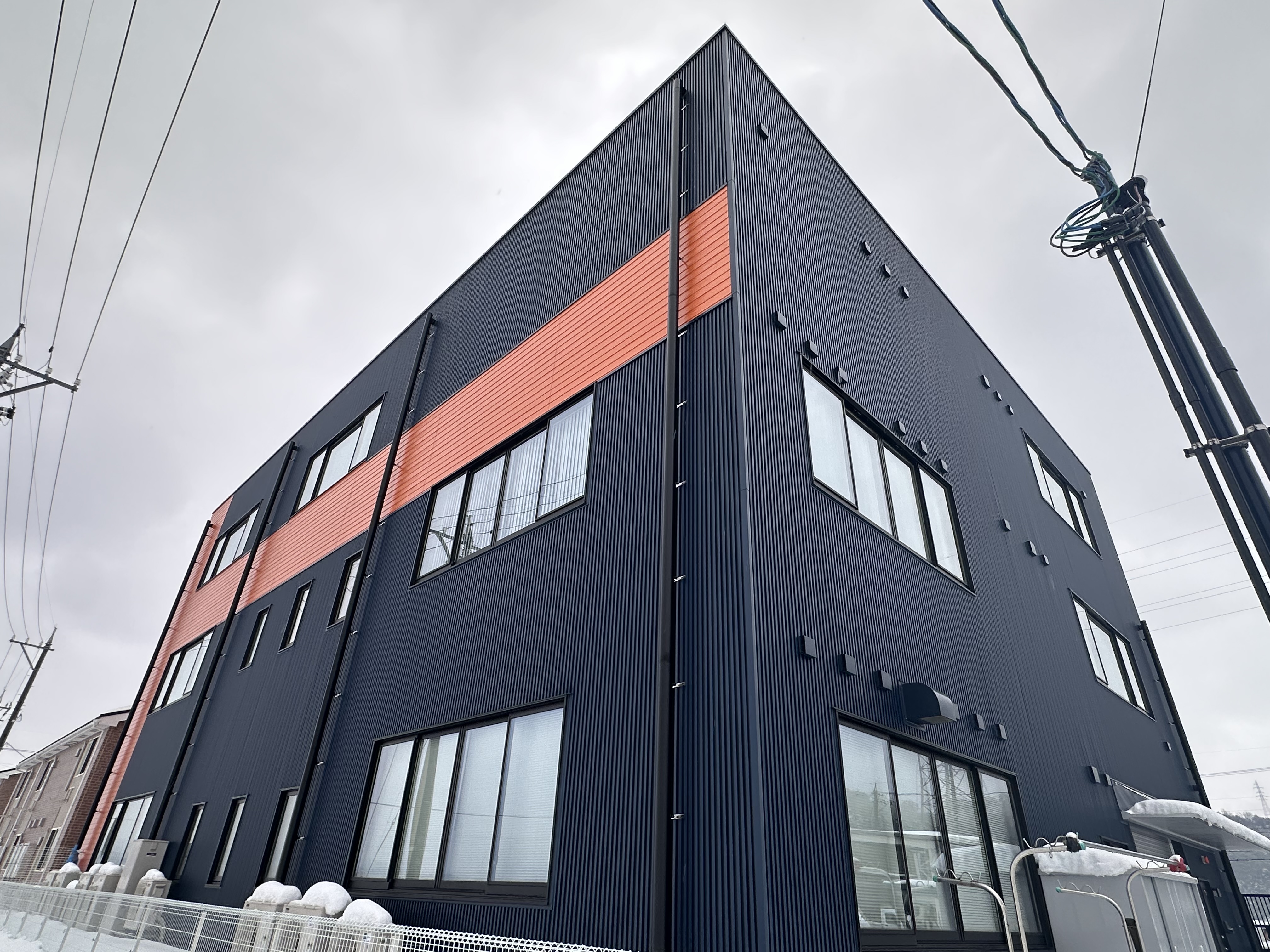 高さ15mの継ぎ目なし施工！鉄骨造オフィス新築工事