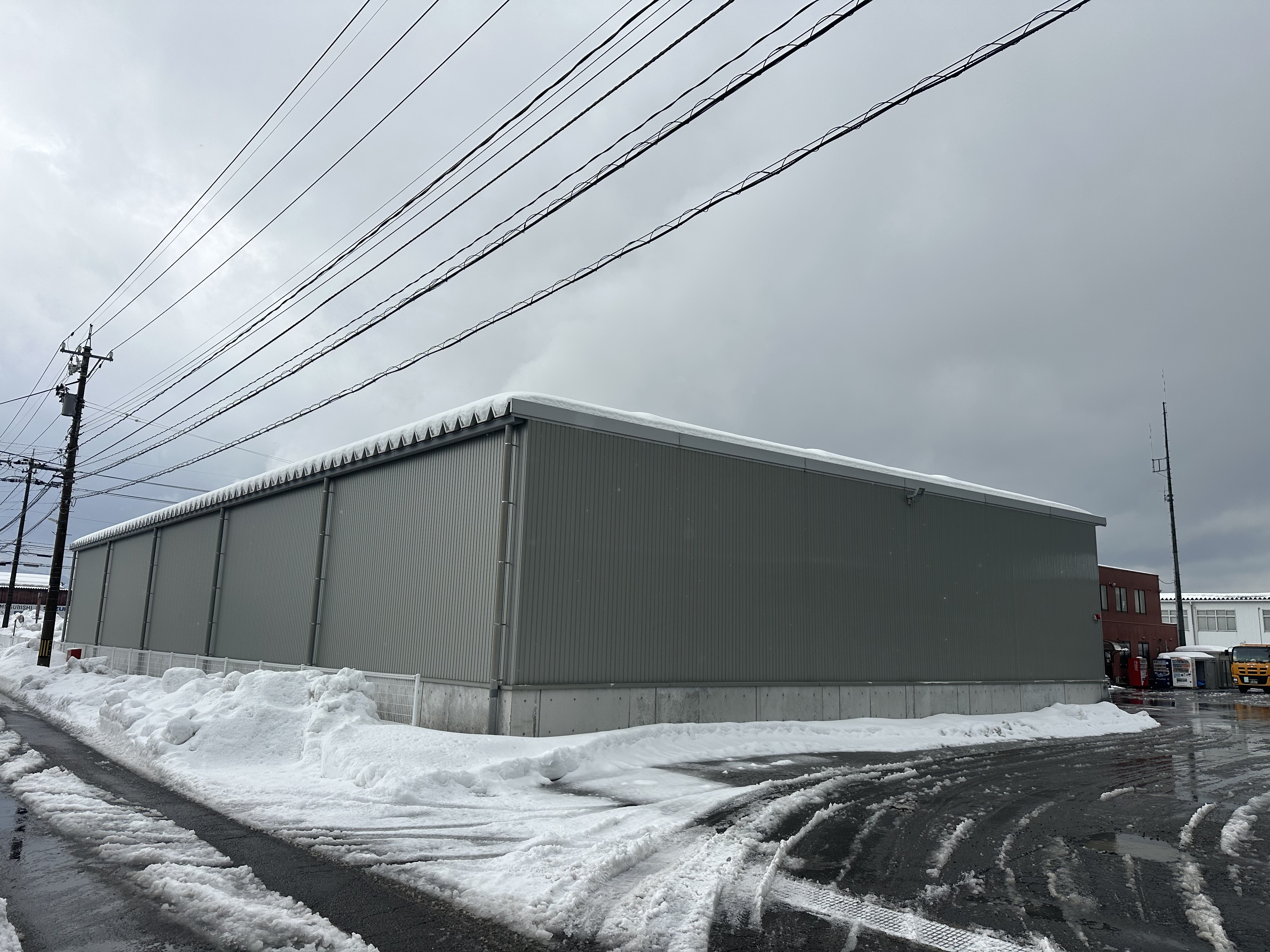 雪の重みにも耐える、大型鉄骨車庫の新築工事